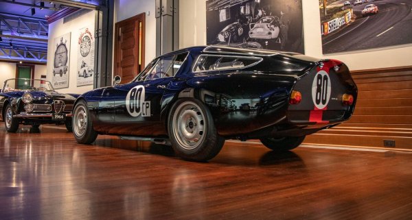 Конфигурация: задно предаване, двигател отпред
Двигател: 1.6-литров редови с 4 цилиндъра
Конски сили: 110 при 6500 об/мин
Скоростна кутия: 5-степенна ръчна
Тегло: 661 кг
Максимална скорост: 216 км/ч
